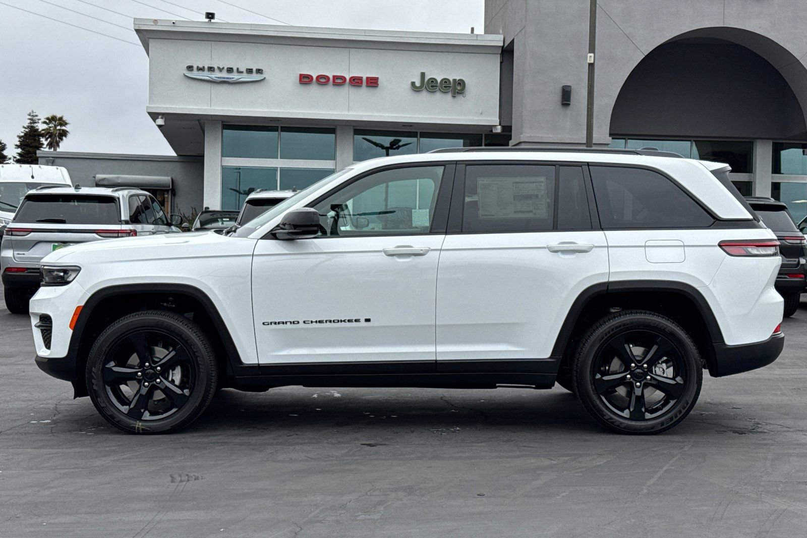 New 2025 Jeep Grand Cherokee Laredo image 8