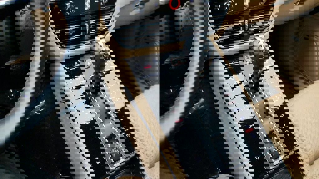 Used 2024 Porsche Macan Base w/ Premium+ Pkg, 21   Whe image 17