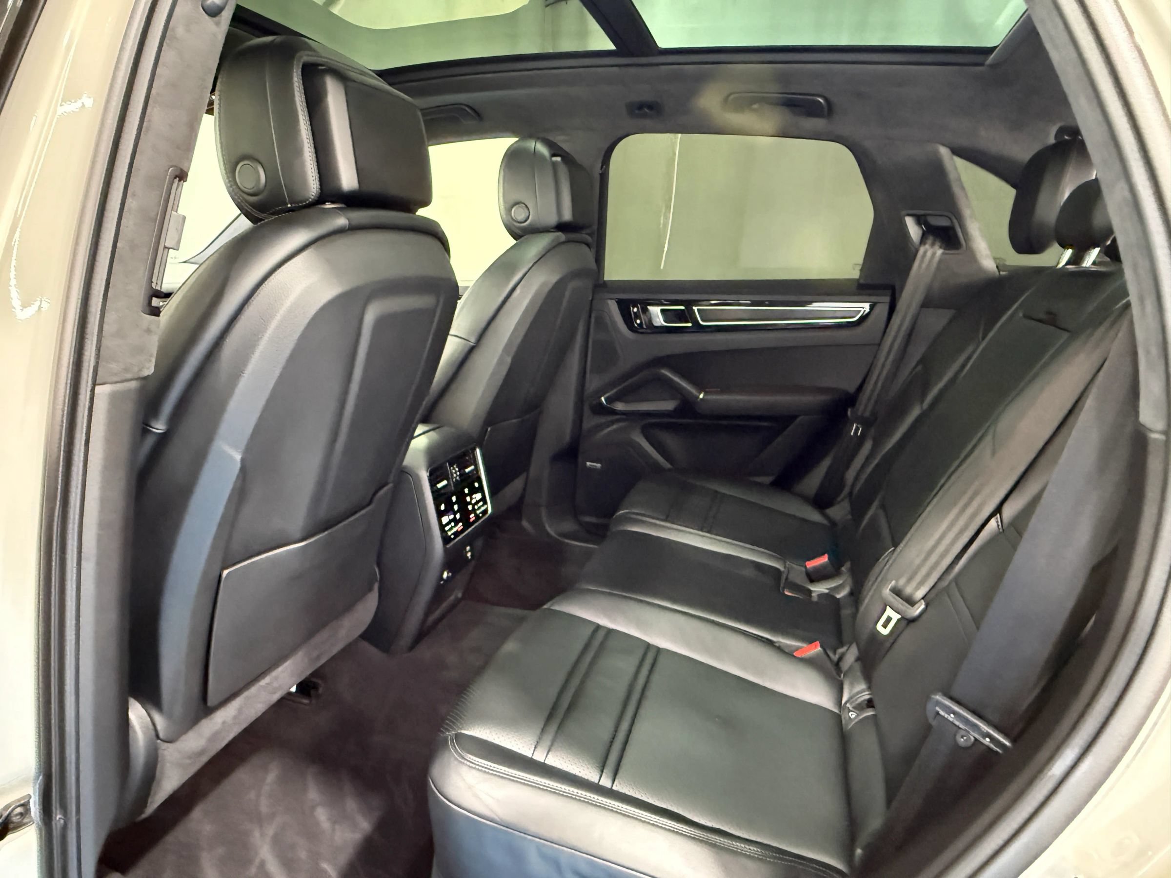 Used 2021 Porsche Cayenne GTS AWD/4WD image 36