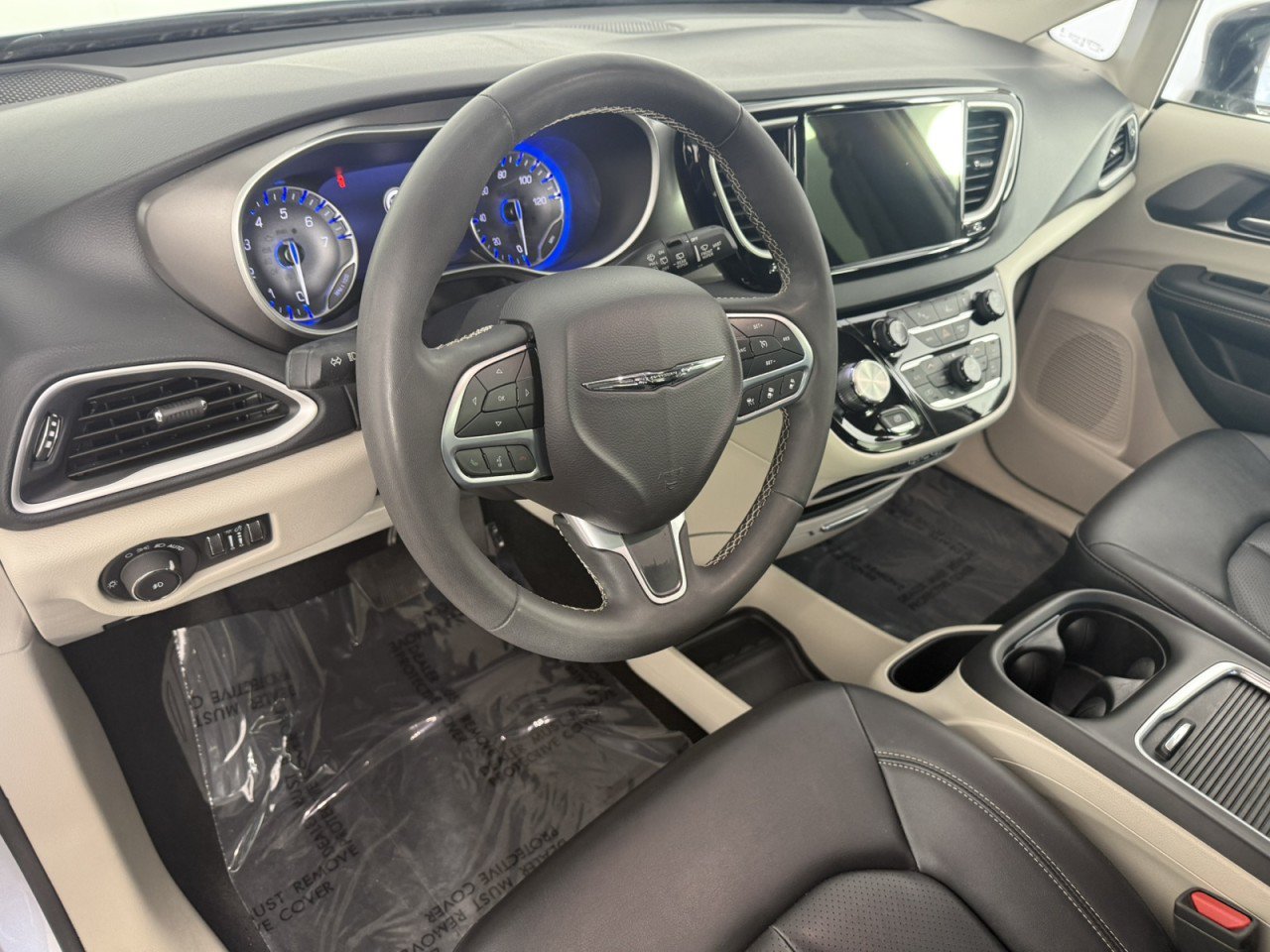 Used 2024 Chrysler Pacifica Touring-L FWD image 17