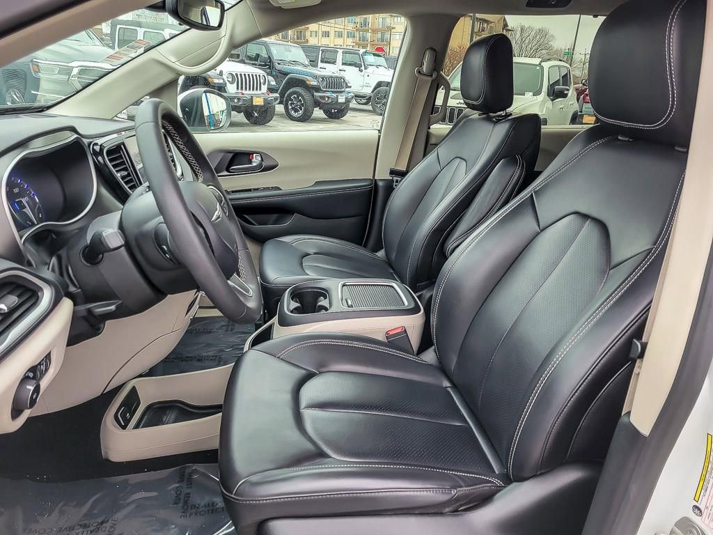 Used 2023 Chrysler Pacifica Touring-L image 8