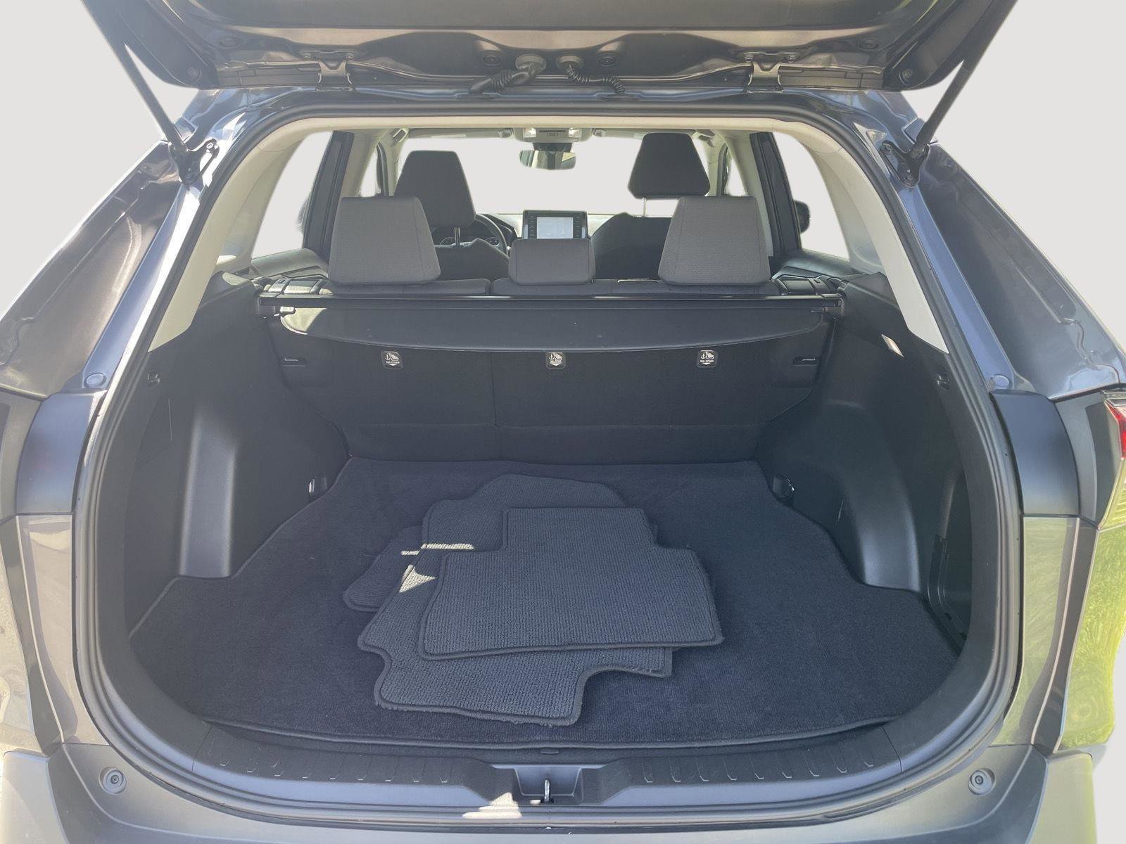 Used 2022 Toyota RAV4 XLE AWD/4WD image 25