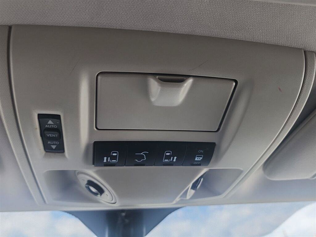 Used 2016 Chrysler Town & Country Limited FWD image 11