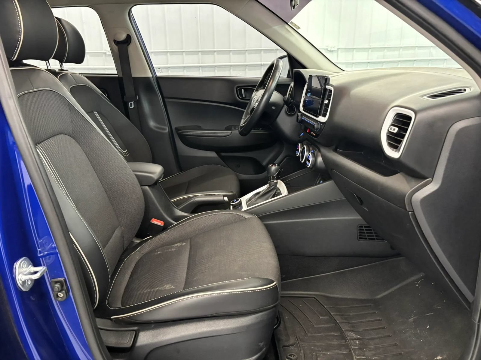 Used 2023 Hyundai Venue Limited FWD image 16