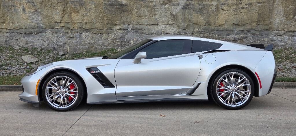 Used 2015 Chevrolet Corvette Z06 w/ 3LZ Preferred Equipment Group image 2