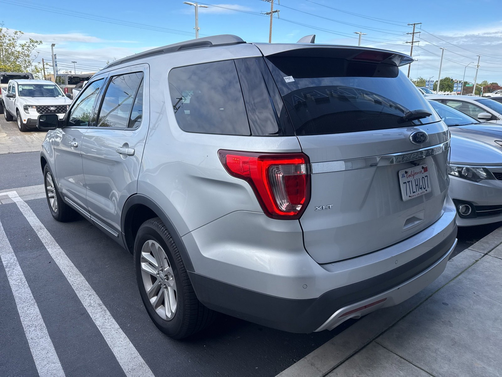 Used 2016 Ford Explorer XLT image 2