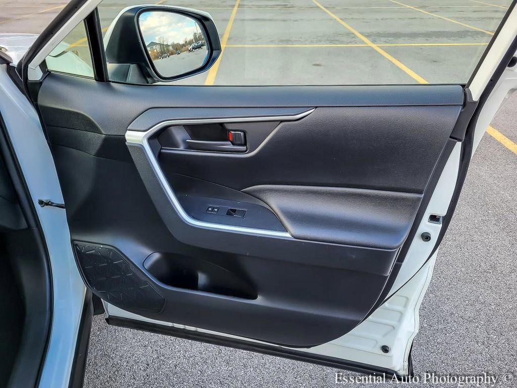 Used 2021 Toyota RAV4 SE w/ Weather & Moonroof Package image 32