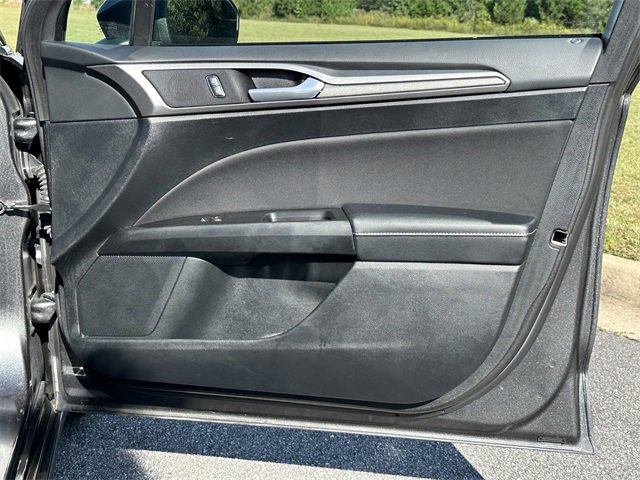 Used 2017 Ford Fusion SE w/ Fusion SE Technology Package image 15