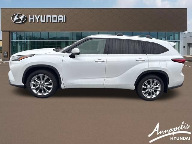 Used 2023 Toyota Highlander Limited FWD image 3