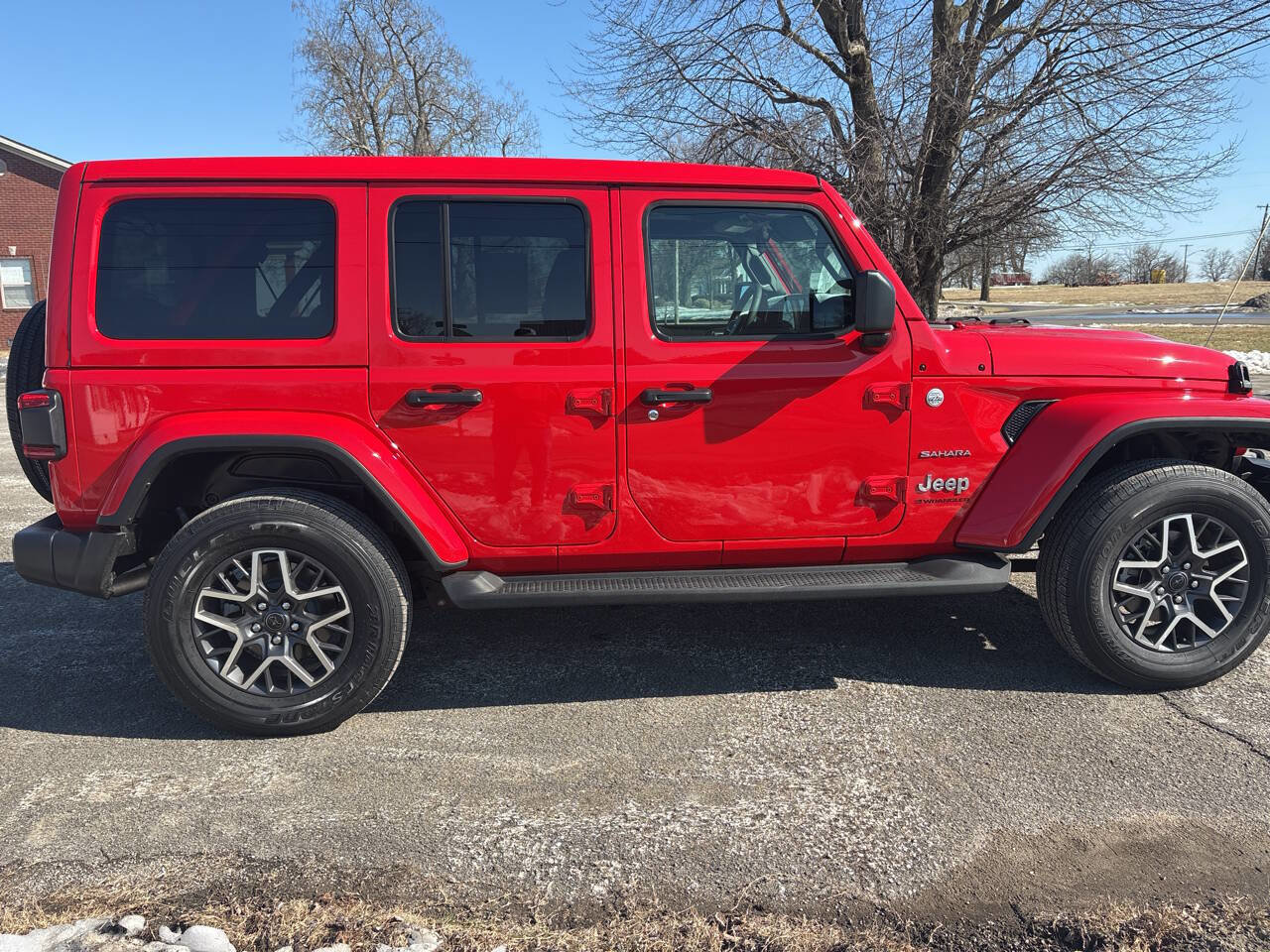 Used 2024 Jeep Wrangler Unlimited Sahara w/ Safety Group AWD/4WD image 3