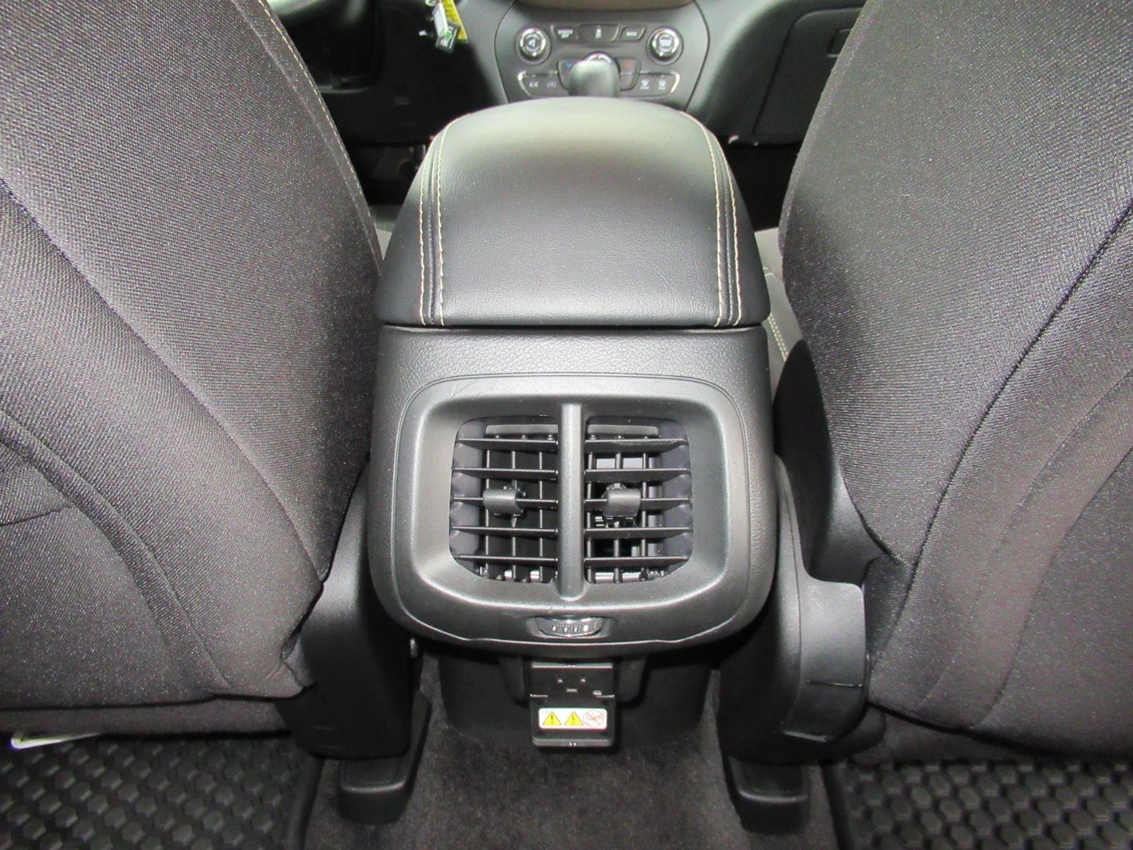 Used 2015 Jeep Cherokee Latitude w/ Cold Weather Group AWD/4WD image 35