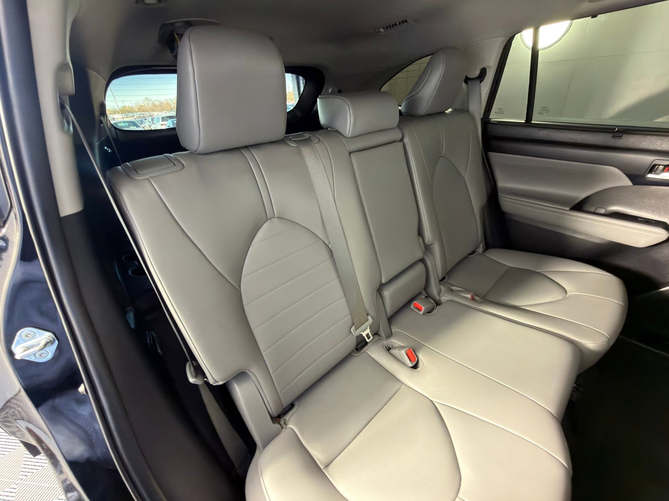 Used 2023 Toyota Highlander XLE image 31
