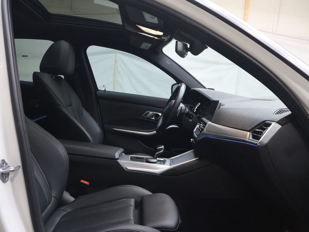 Used 2022 BMW 330i Sedan w/ M Sport Package RWD image 9