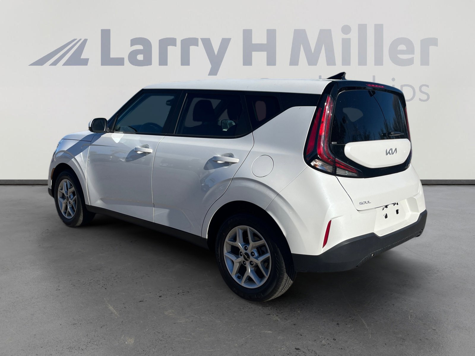 Used 2025 Kia Soul LX image 3