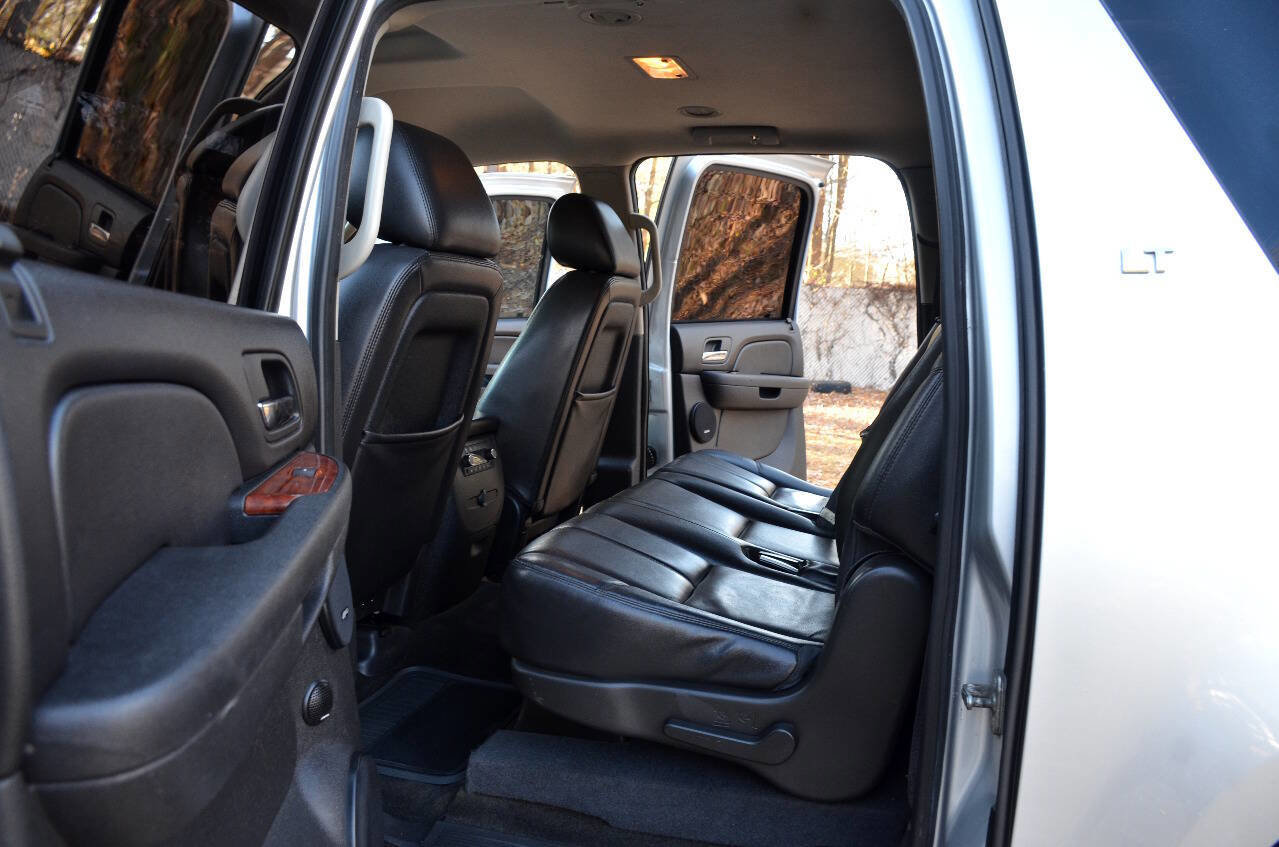 Used 2012 Chevrolet Suburban LT RWD image 12
