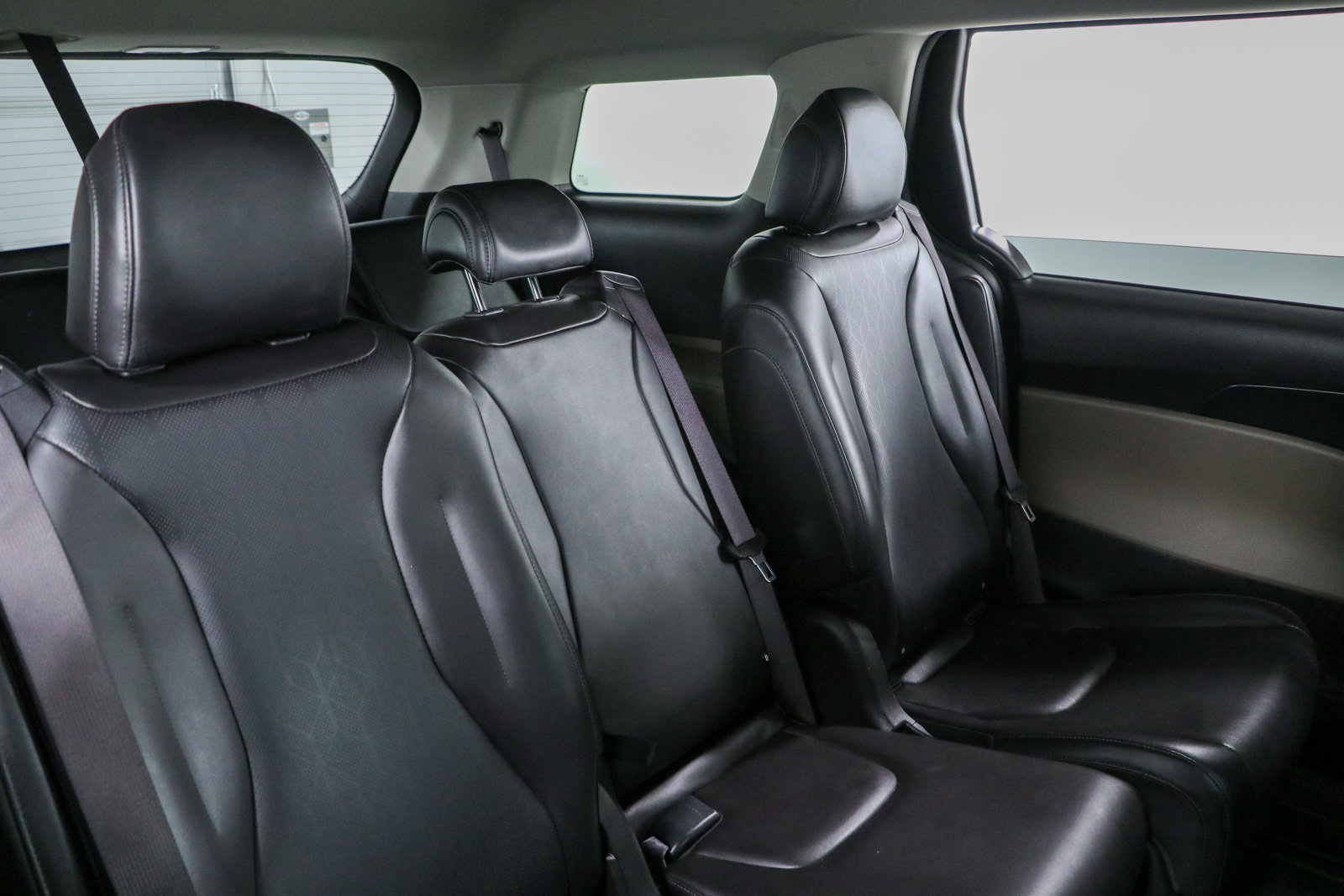 Used 2025 Kia Carnival FWD image 29