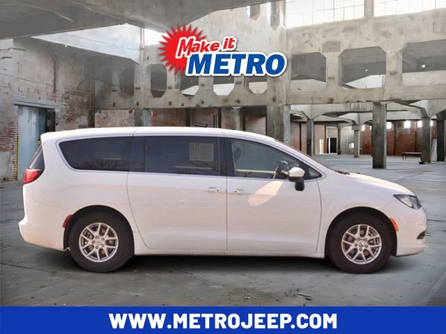 Used 2023 Chrysler Voyager LX image 1