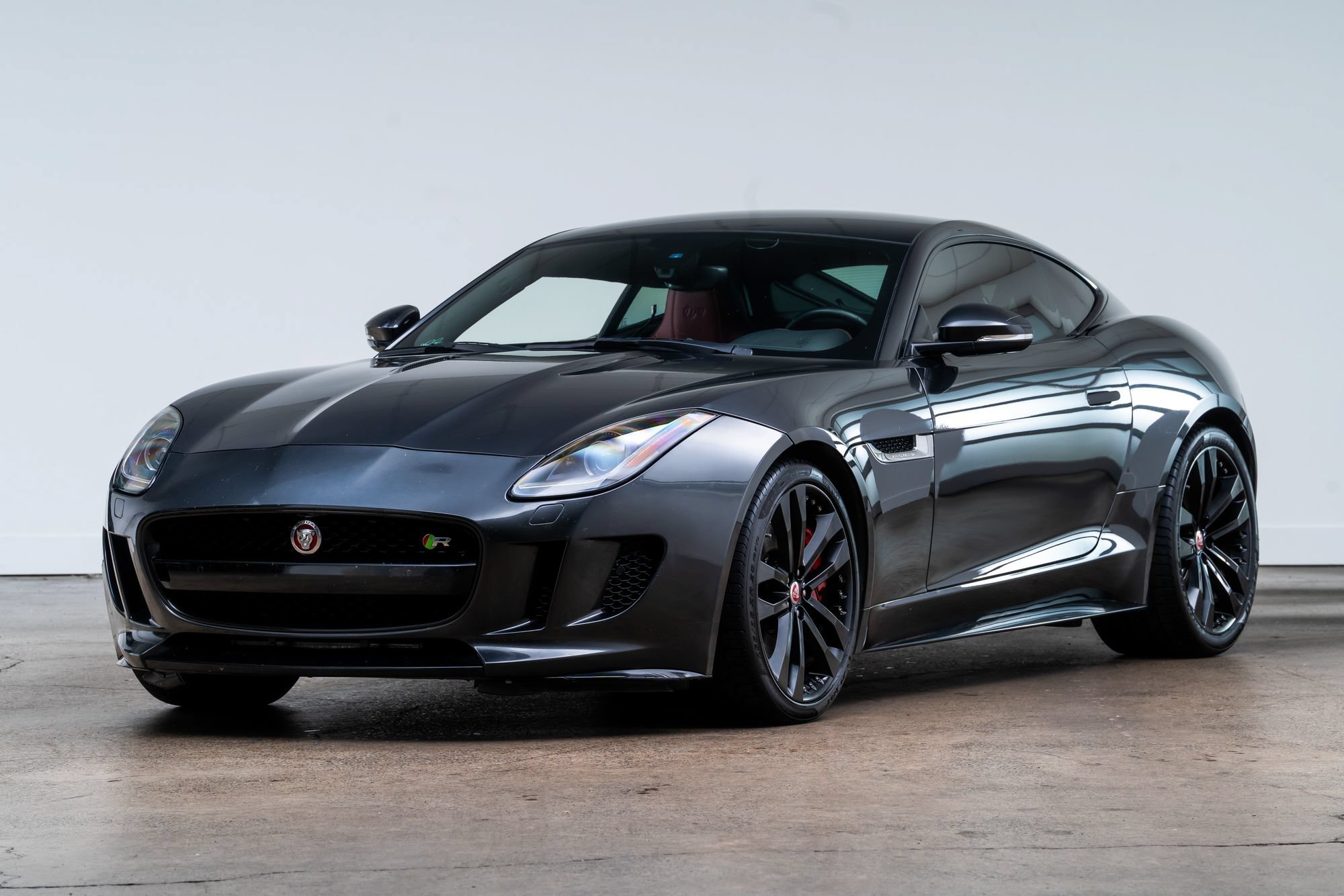 Used 2015 Jaguar F-TYPE R RWD image 3