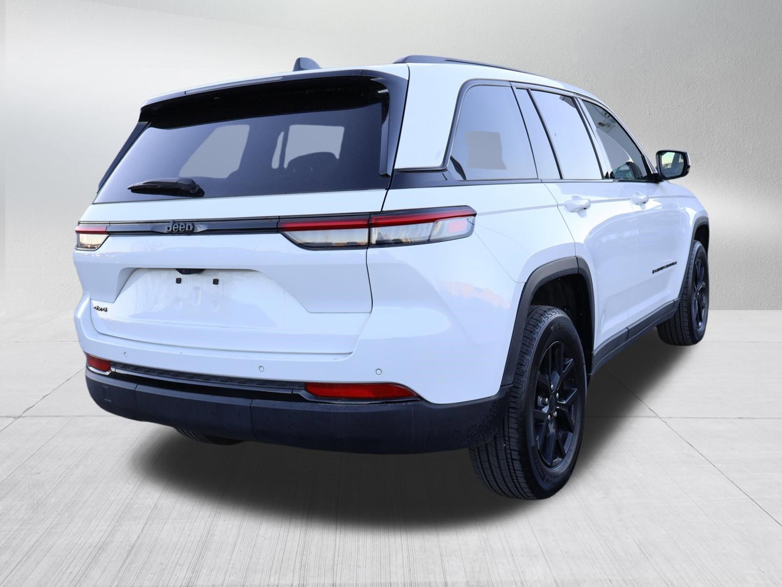 Used 2025 Jeep Grand Cherokee Altitude AWD/4WD image 7