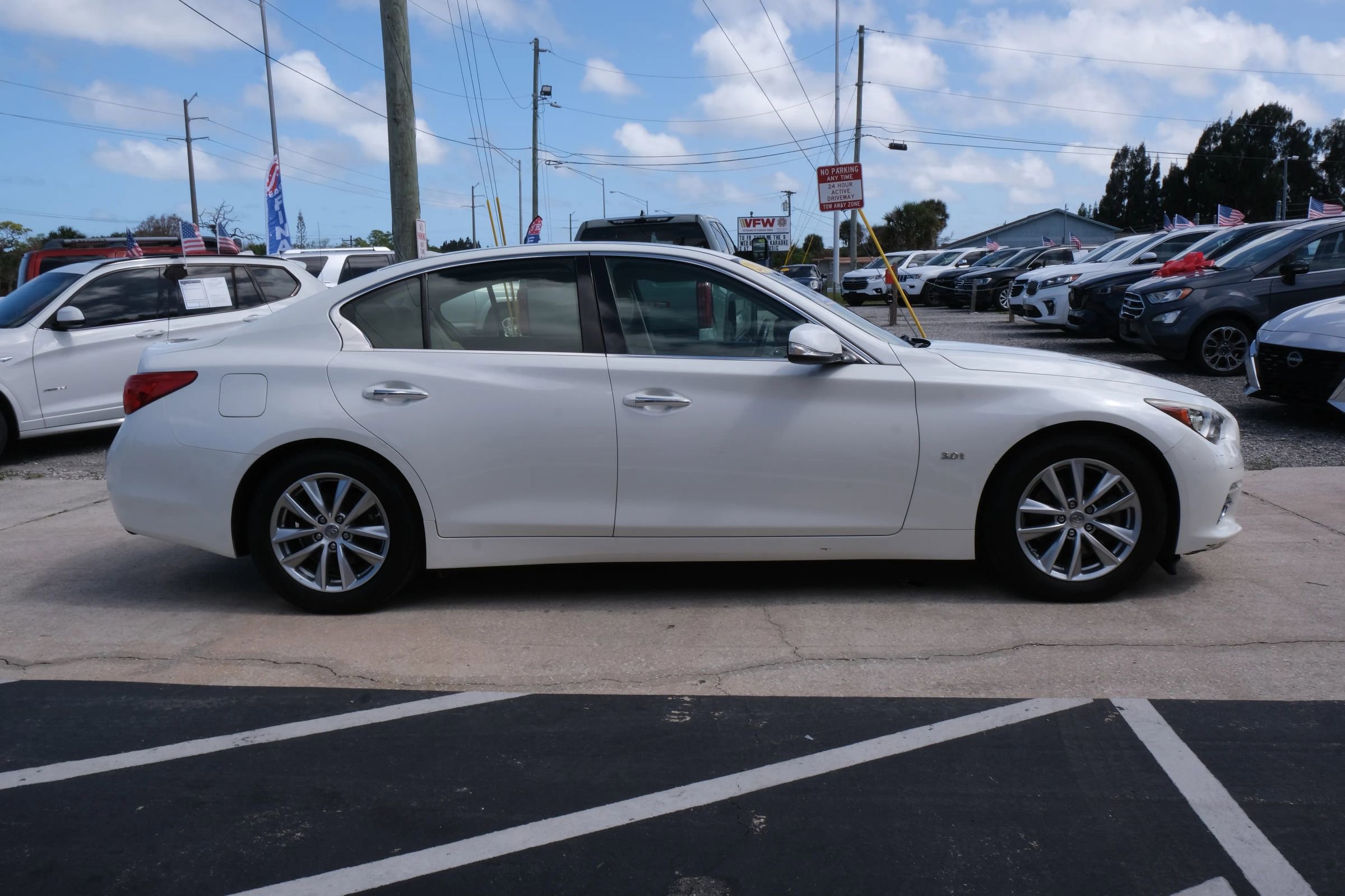 Used 2017 INFINITI Q50 3.0t Premium w/ Cargo Package (L95) RWD image 4