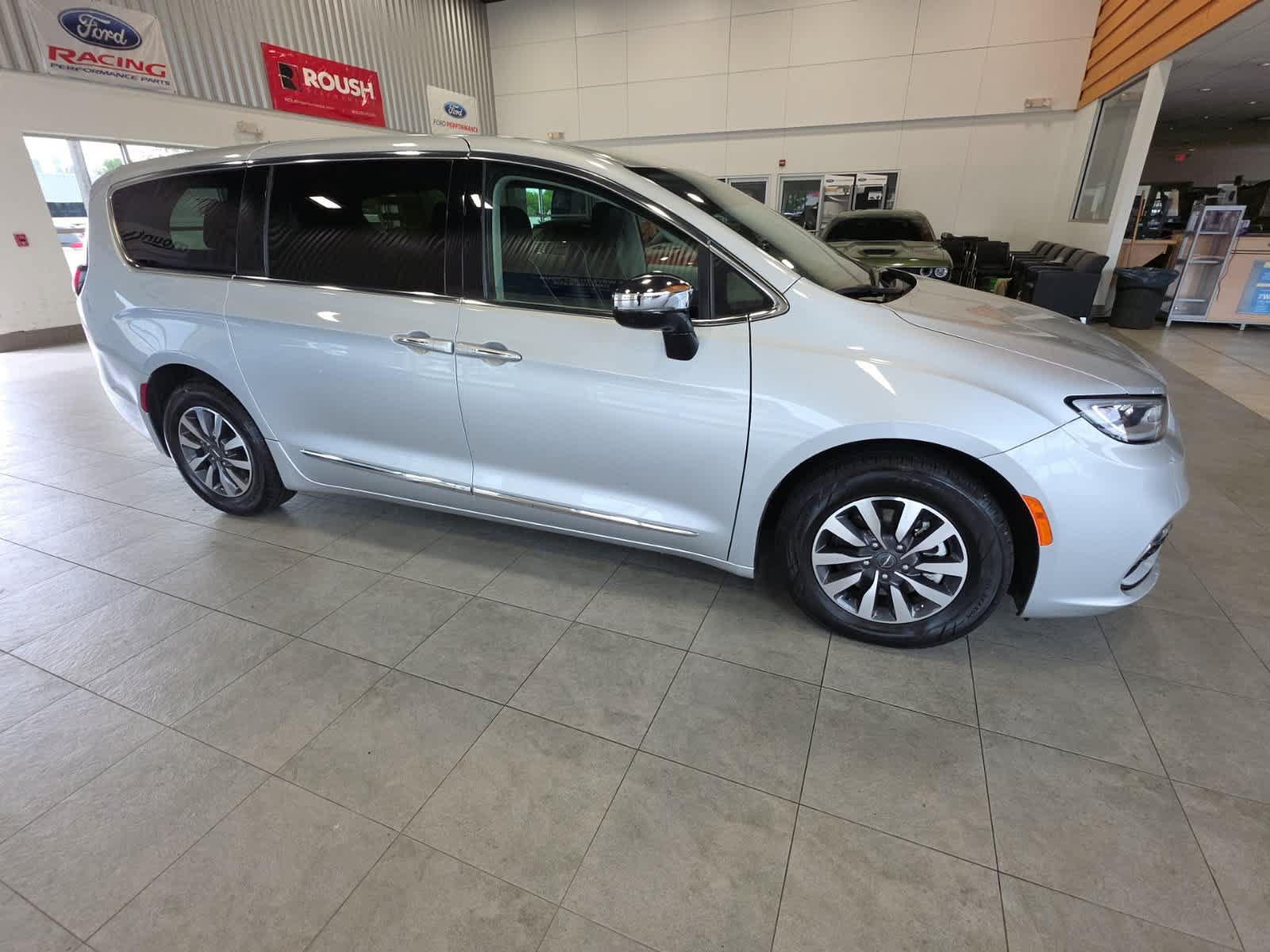 Used 2023 Chrysler Pacifica Limited FWD image 5
