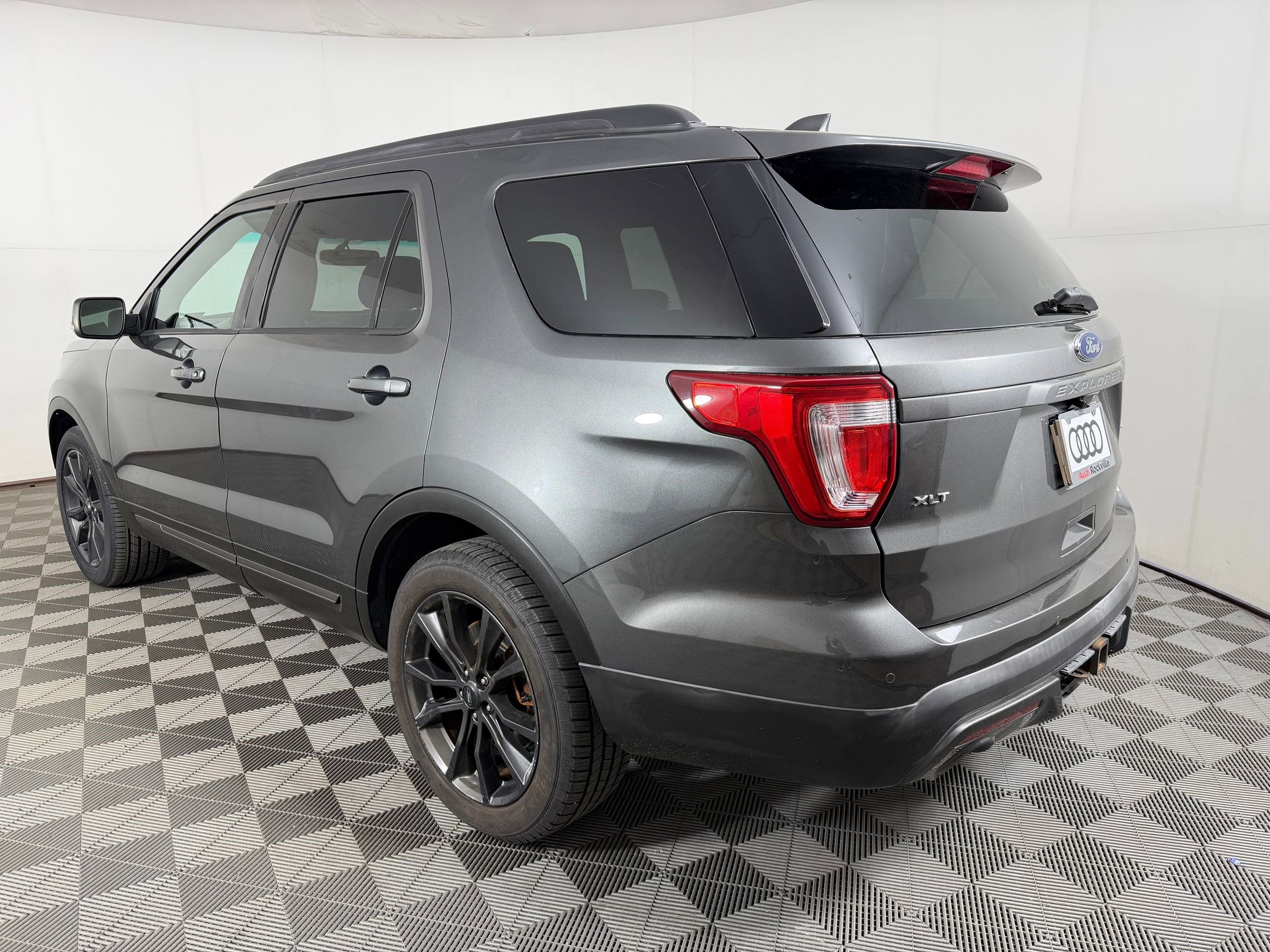Used 2017 Ford Explorer XLT w/ Equipment Group 202A AWD/4WD image 3