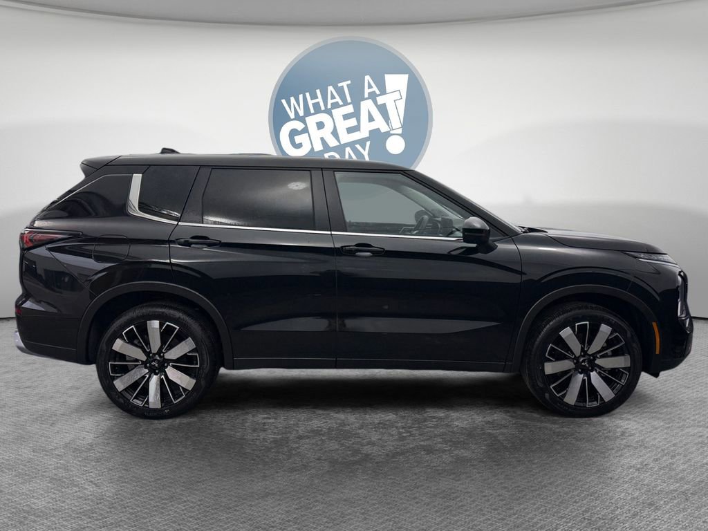 New 2026 Mitsubishi Outlander SE image 2