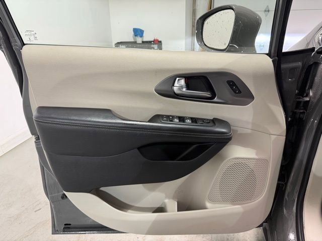Used 2022 Chrysler Pacifica Touring-L FWD image 11