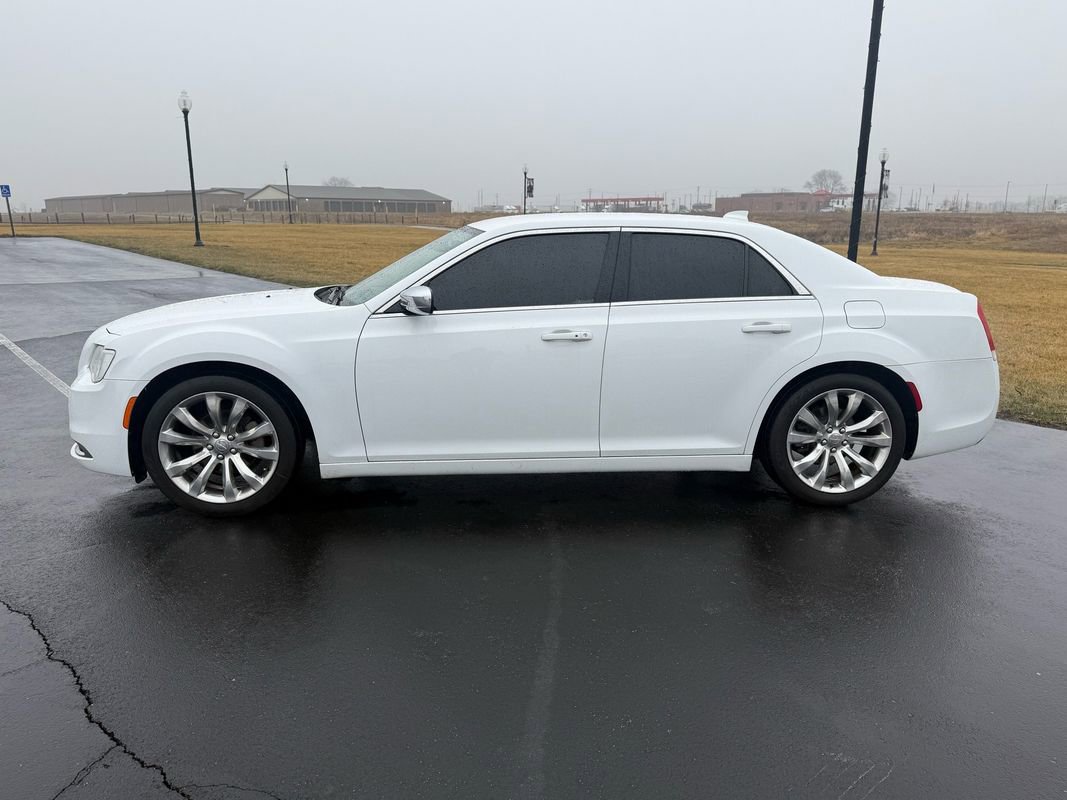 Used 2019 Chrysler 300 Touring w/ Chrome Appearance Package image 8