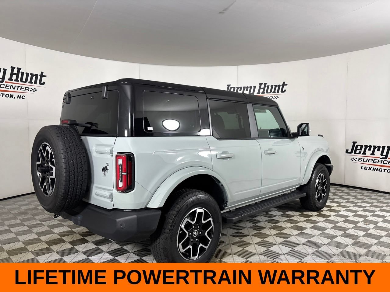 Used 2024 Ford Bronco Outer Banks AWD/4WD image 6