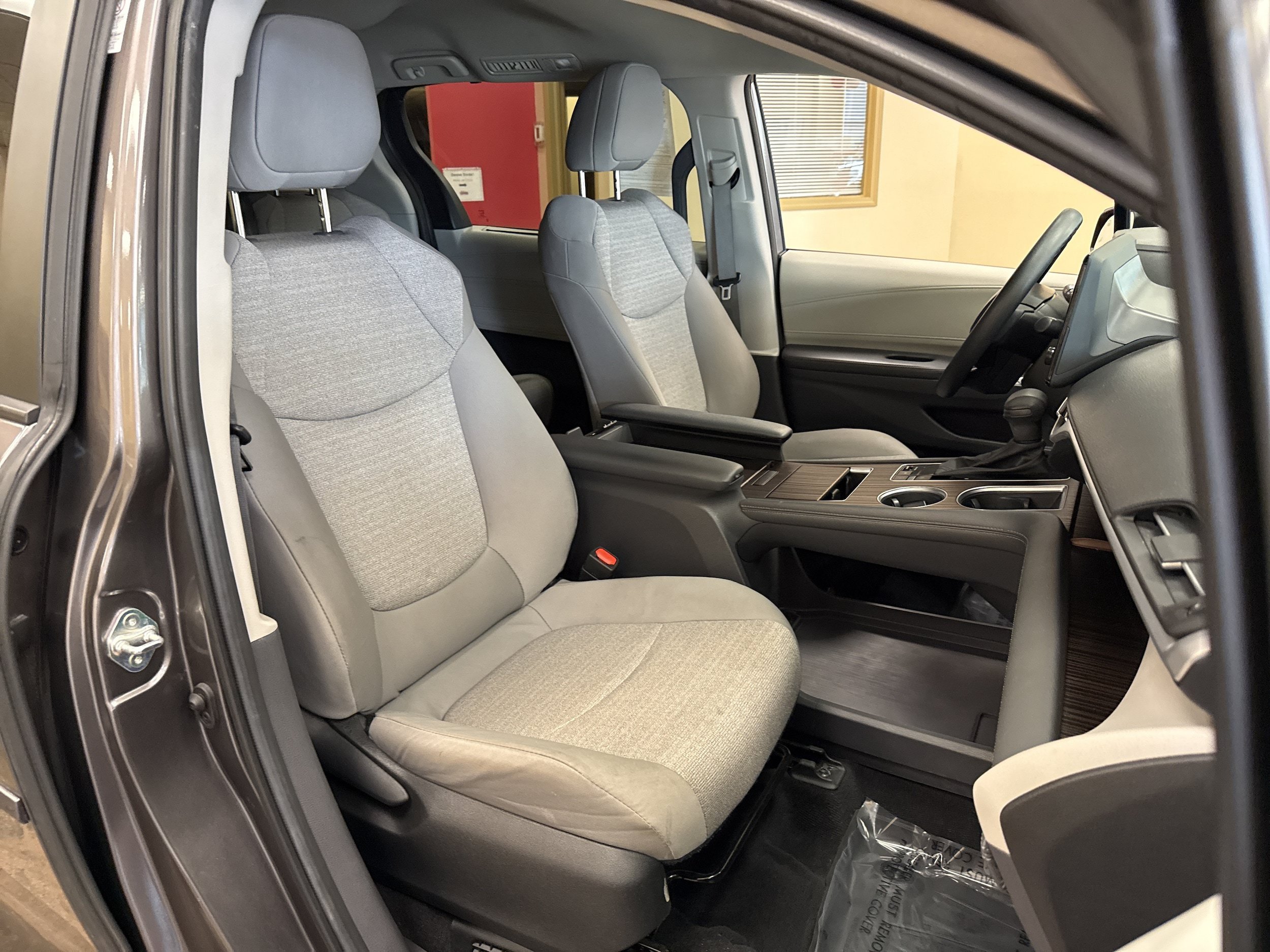 Used 2023 Toyota Sienna LE FWD image 17