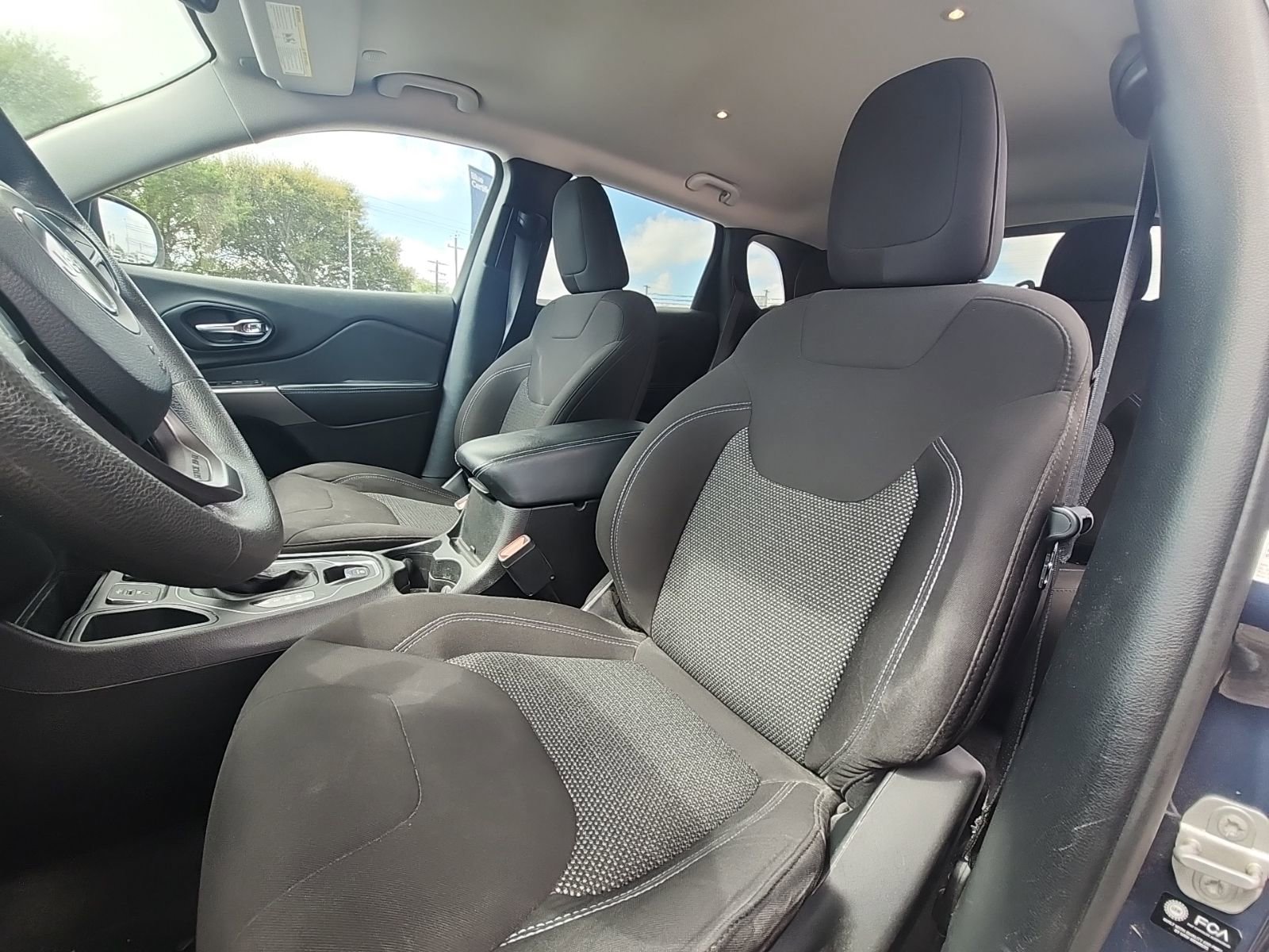 Used 2021 Jeep Cherokee Latitude FWD image 7