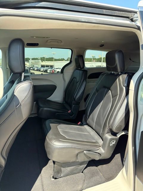 Used 2024 Chrysler Pacifica Touring-L FWD image 10