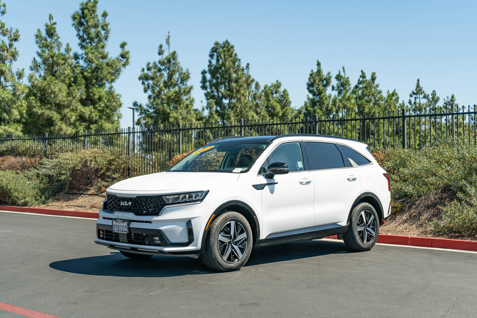 Used 2022 Kia Sorento EX w/ Panoramic Sunroof Package FWD image 3