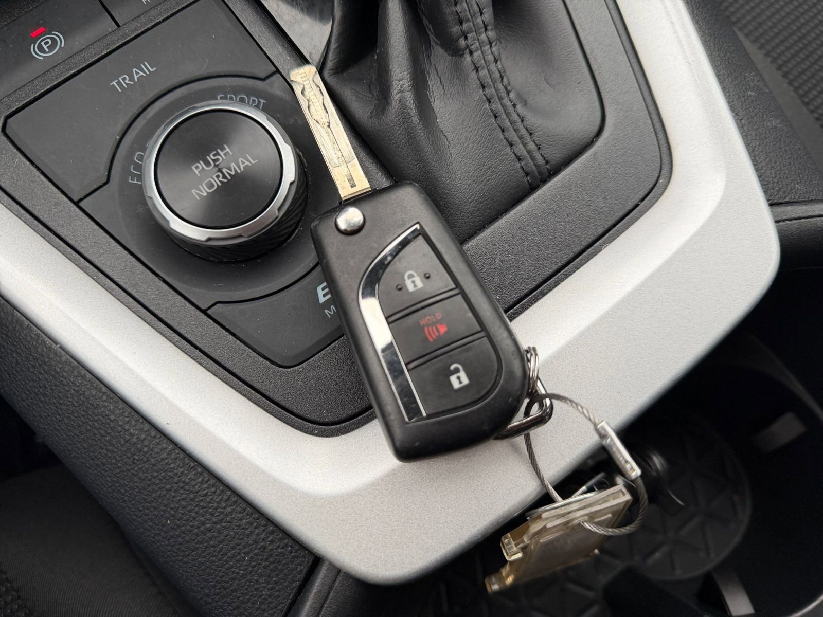 Used 2025 Toyota RAV4 LE AWD/4WD image 22