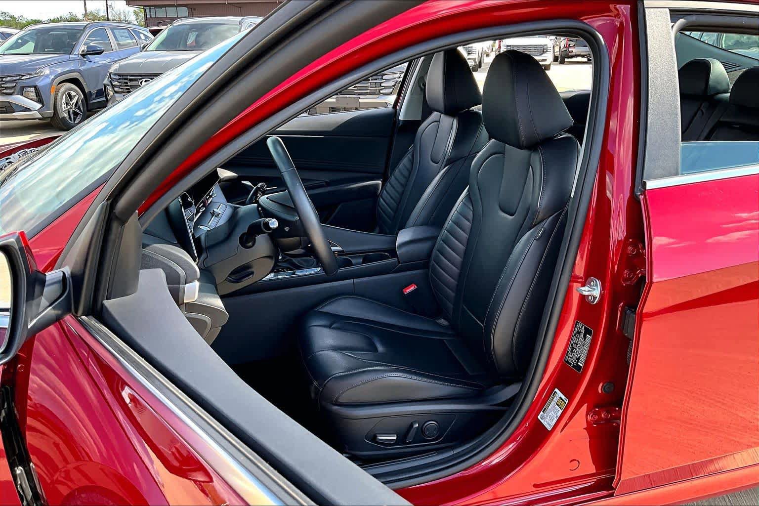 Certified 2025 Hyundai Elantra Limited FWD image 8