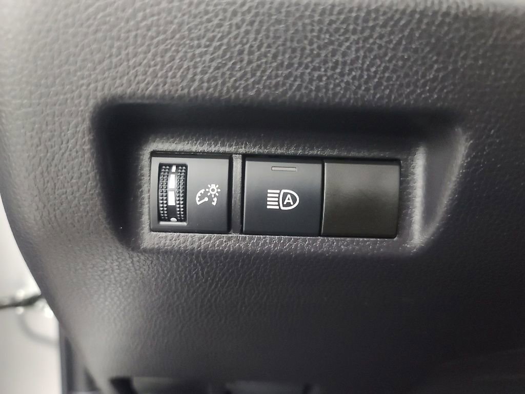 Used 2025 Toyota RAV4 XLE AWD/4WD image 27
