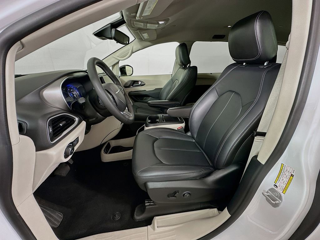 Used 2024 Chrysler Pacifica Touring-L image 20