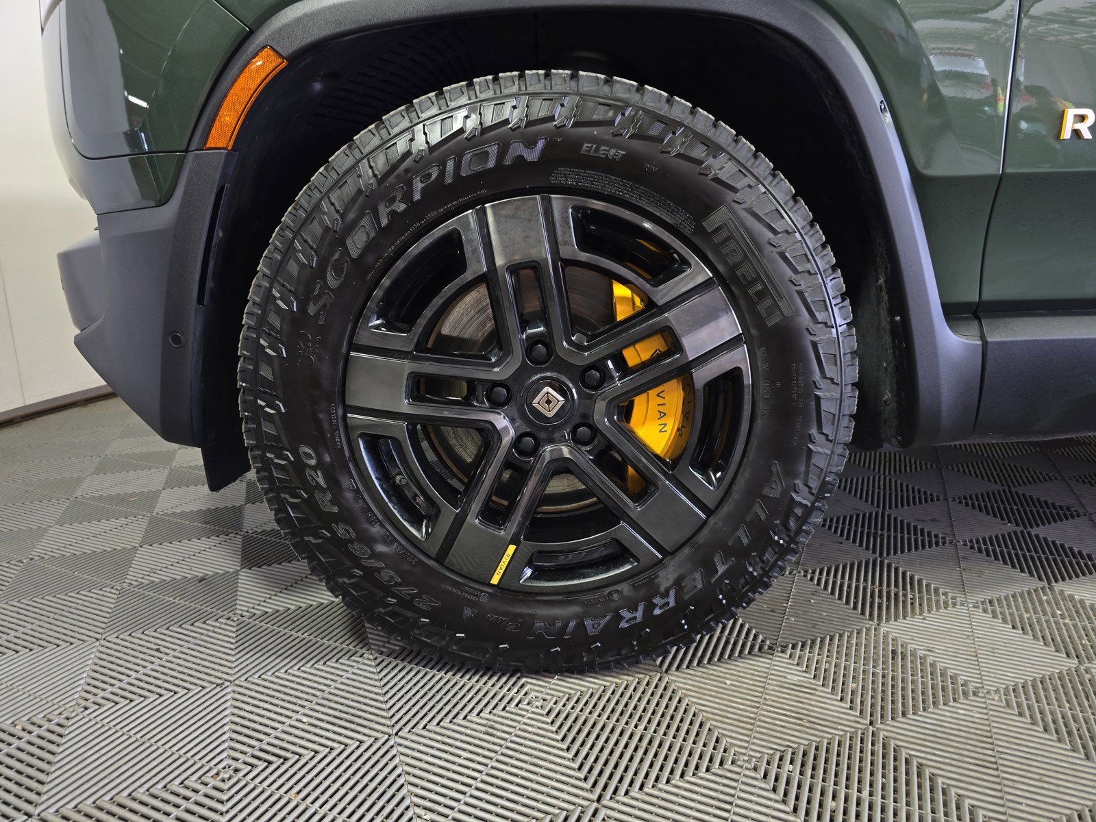 Used 2023 Rivian R1S Adventure image 9