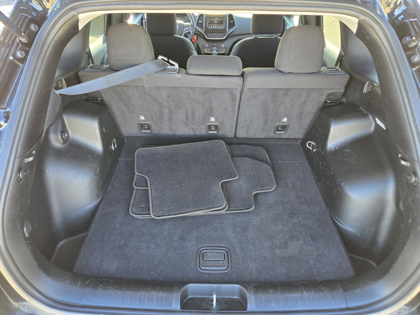 Used 2019 Jeep Cherokee Latitude w/ Popular Appearance Group FWD image 13