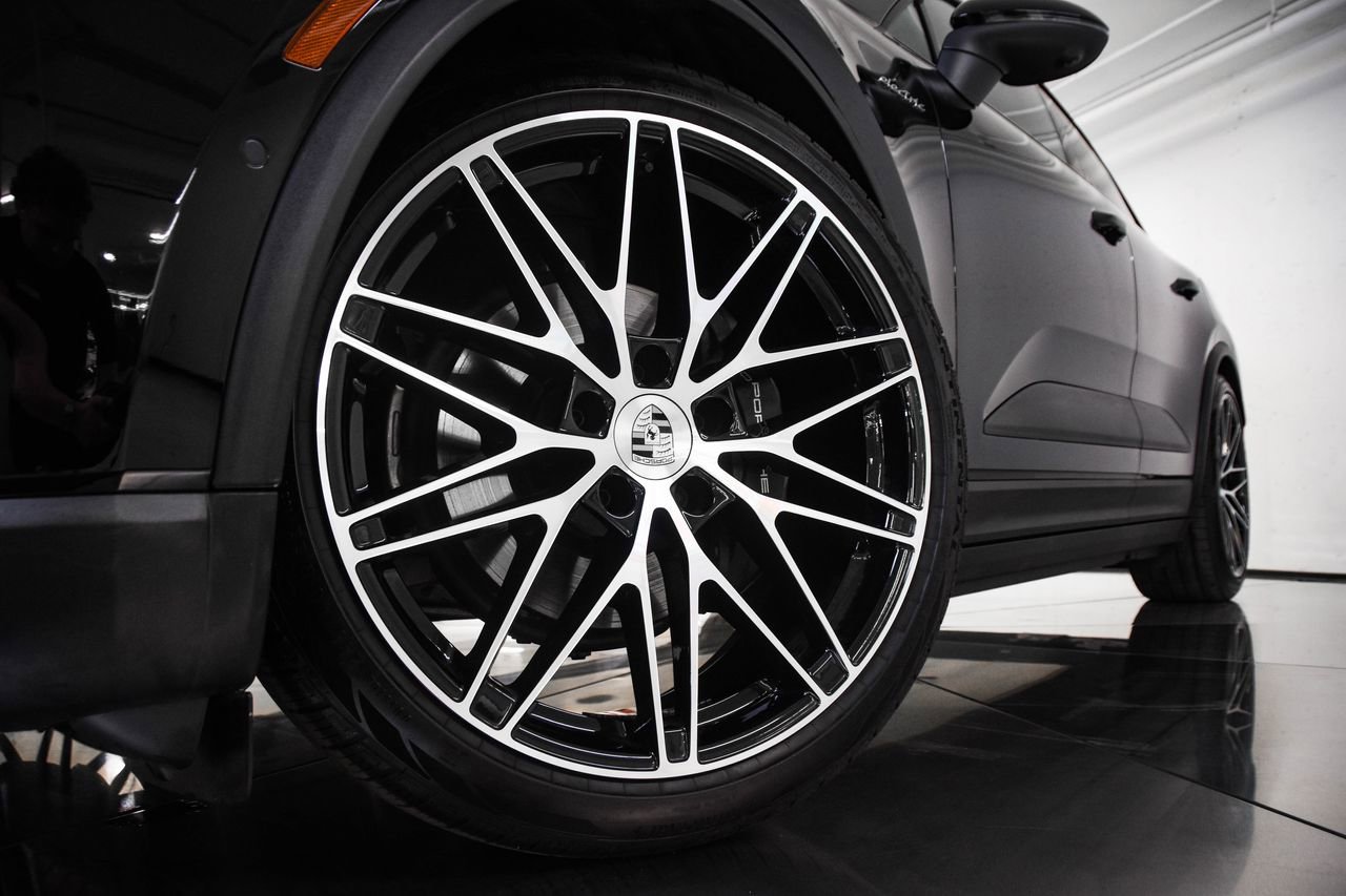 Certified 2025 Porsche Macan Electric image 12