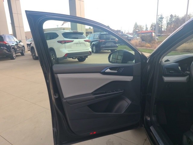 Used 2024 Volkswagen Taos SE w/ Panoramic Sunroof Package image 17