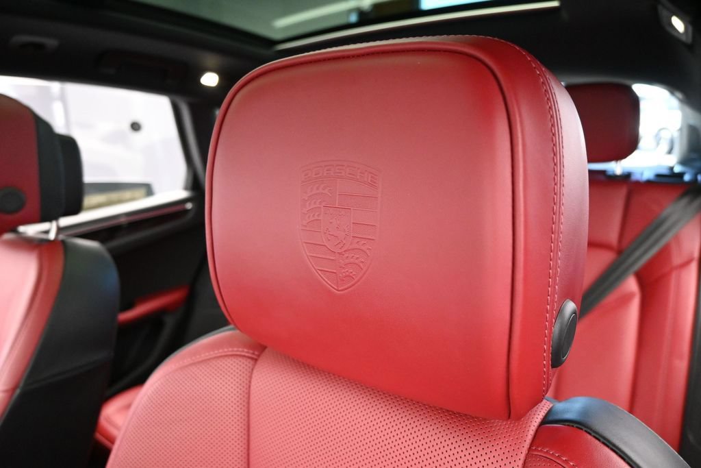 Used 2025 Porsche Macan AWD/4WD image 17