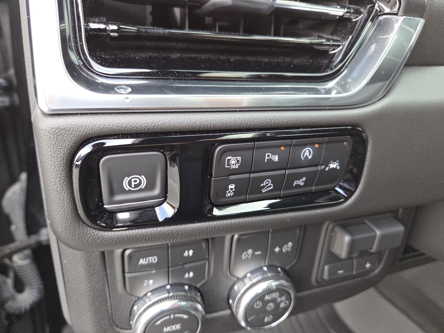 Used 2026 GMC Yukon Denali w/ Denali Reserve Package AWD/4WD image 35