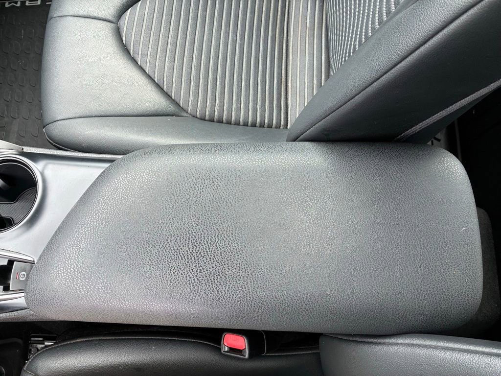 Used 2020 Toyota Camry SE w/ Sunroof Package image 33