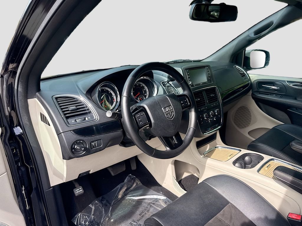 Used 2020 Dodge Grand Caravan SXT image 2