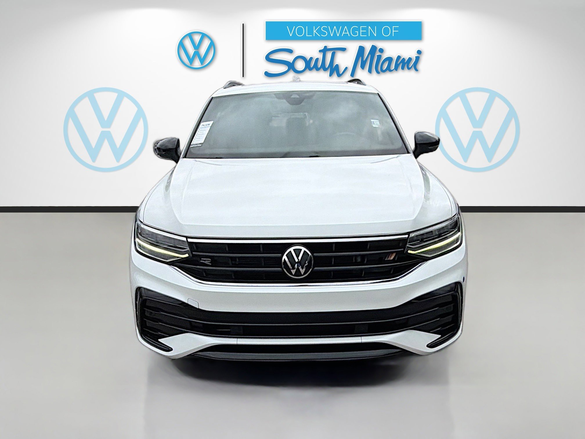 Used 2023 Volkswagen Tiguan SE R-Line image 2