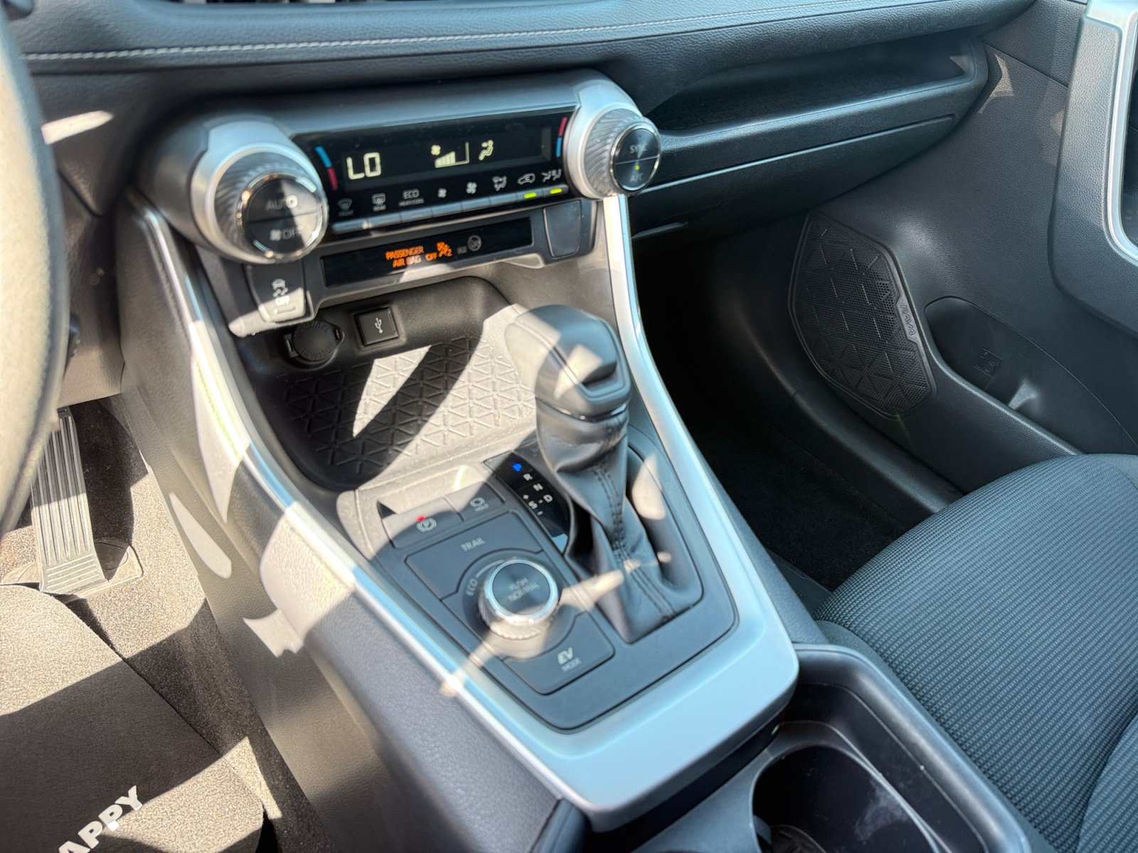 Used 2020 Toyota RAV4 LE w/ All Weather Liner Package AWD/4WD image 13