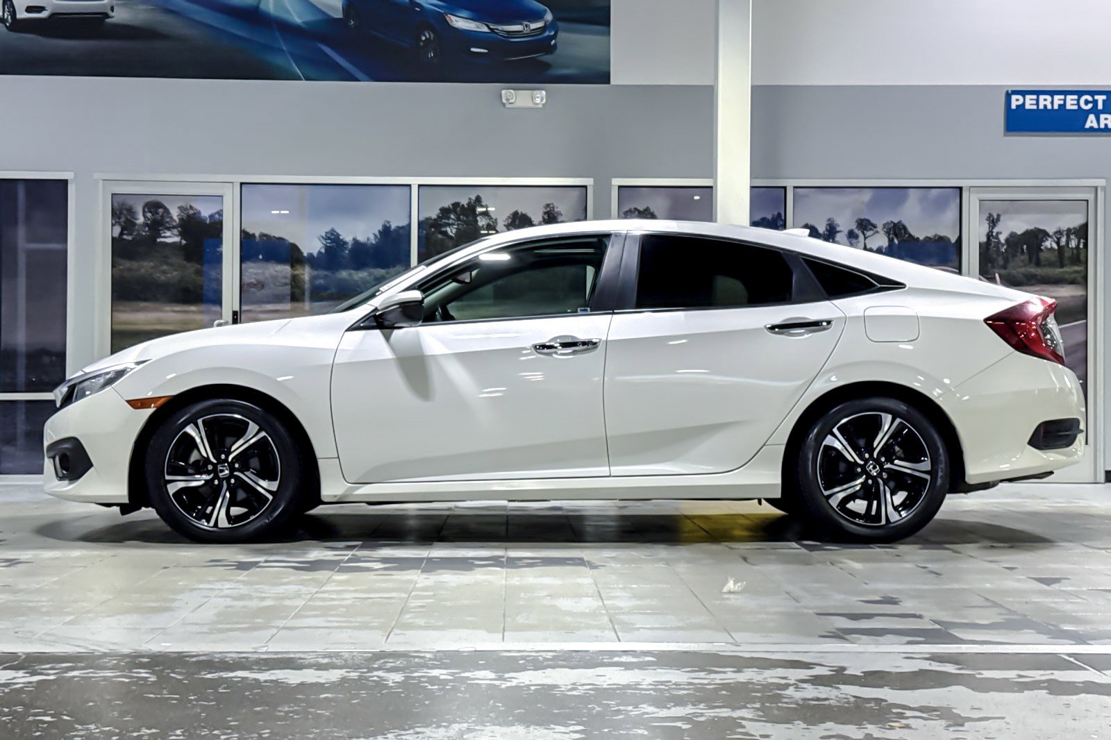 Used 2018 Honda Civic Touring image 2