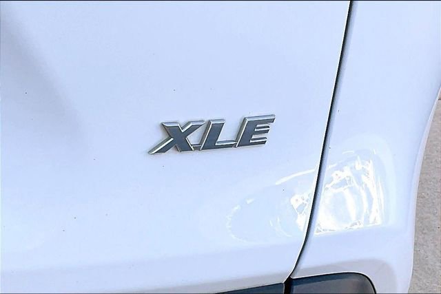 Used 2019 Toyota RAV4 XLE w/ Convenience Package FWD image 8